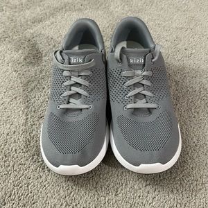 Kizik shoes size 10 wide